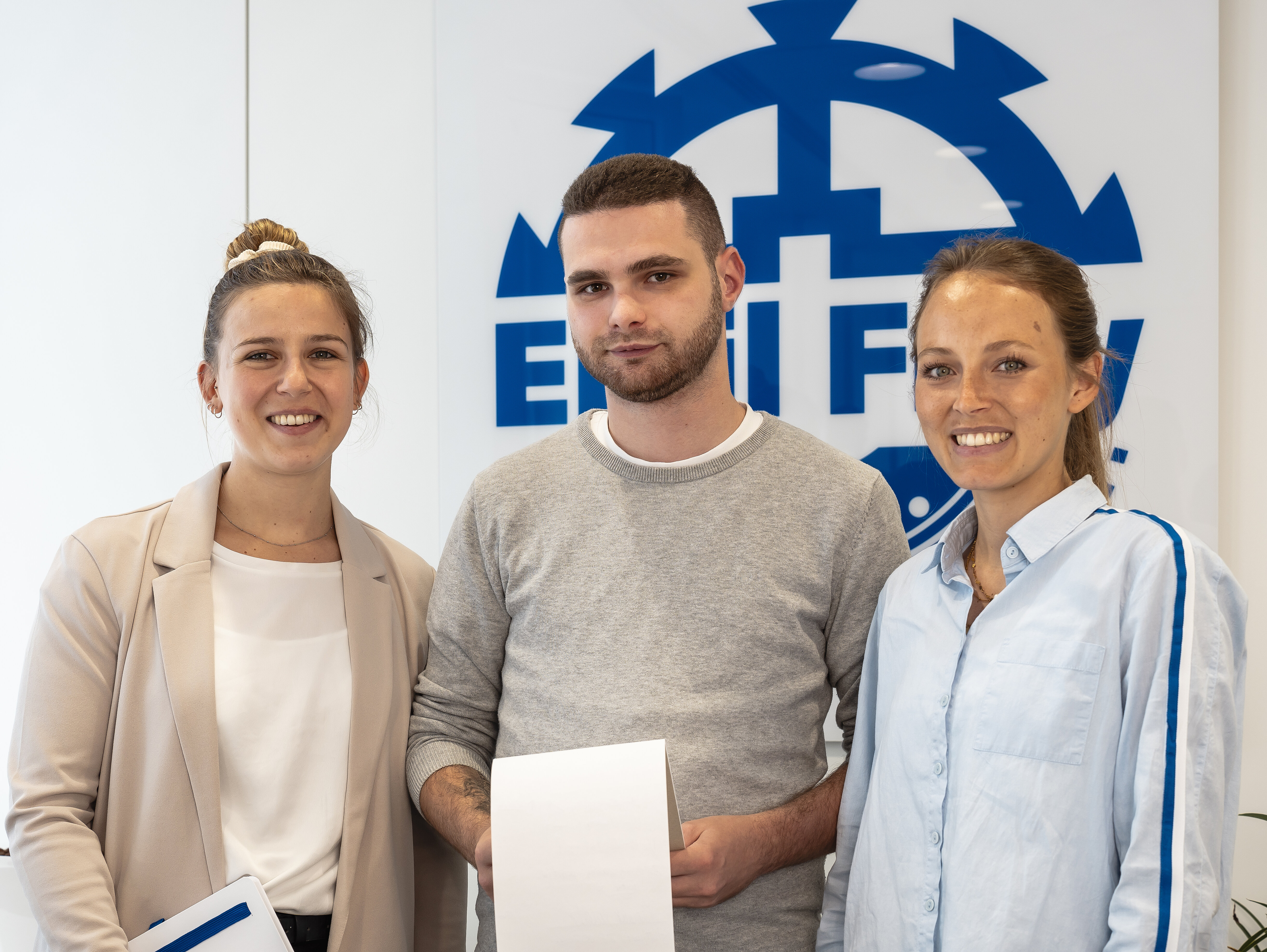 Emil Frey Autoteilewelt Symbolbild Mitarbeiter Emil Frey Autoteilewelt Symbolbild Mitarbeiter